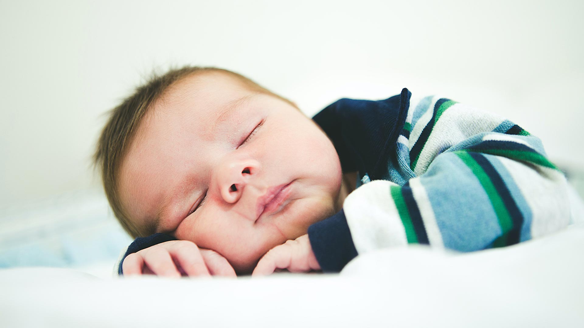 Los bebés tienen diferentes fases del sueño que van cambiando y madurando según la edad. Sé paciente y comprensiva con tú bebé, aún no tiene conciencia de horarios.